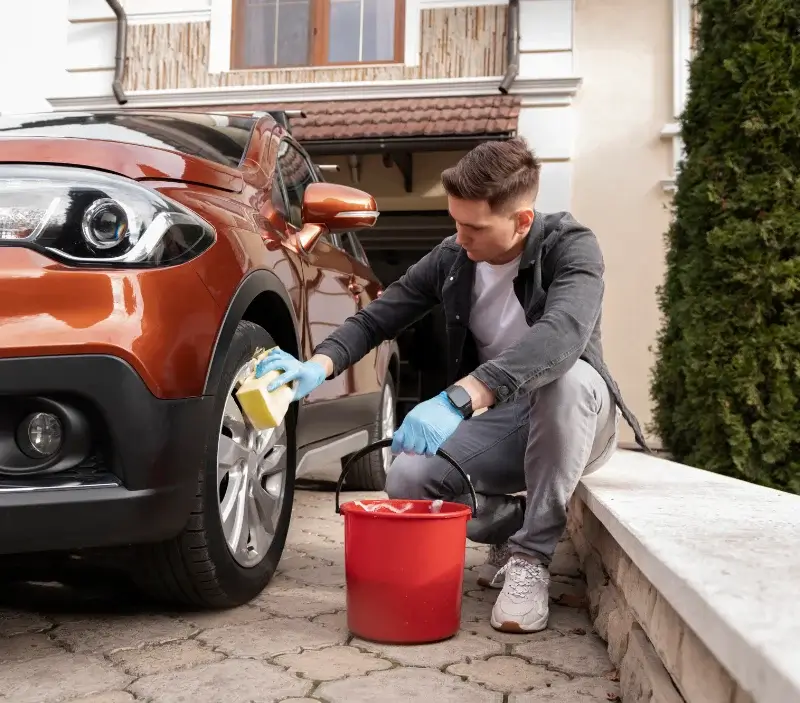 Lavage auto à domicile Berchères-sur-Vesgre : professionnel intervenant sur un véhicule